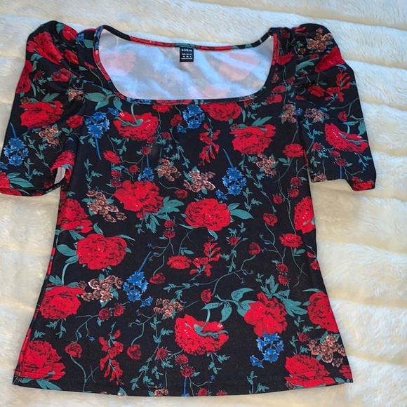 Shein red roses on black puff sleeve tee t-shirt top M - Picture 7 of 7
